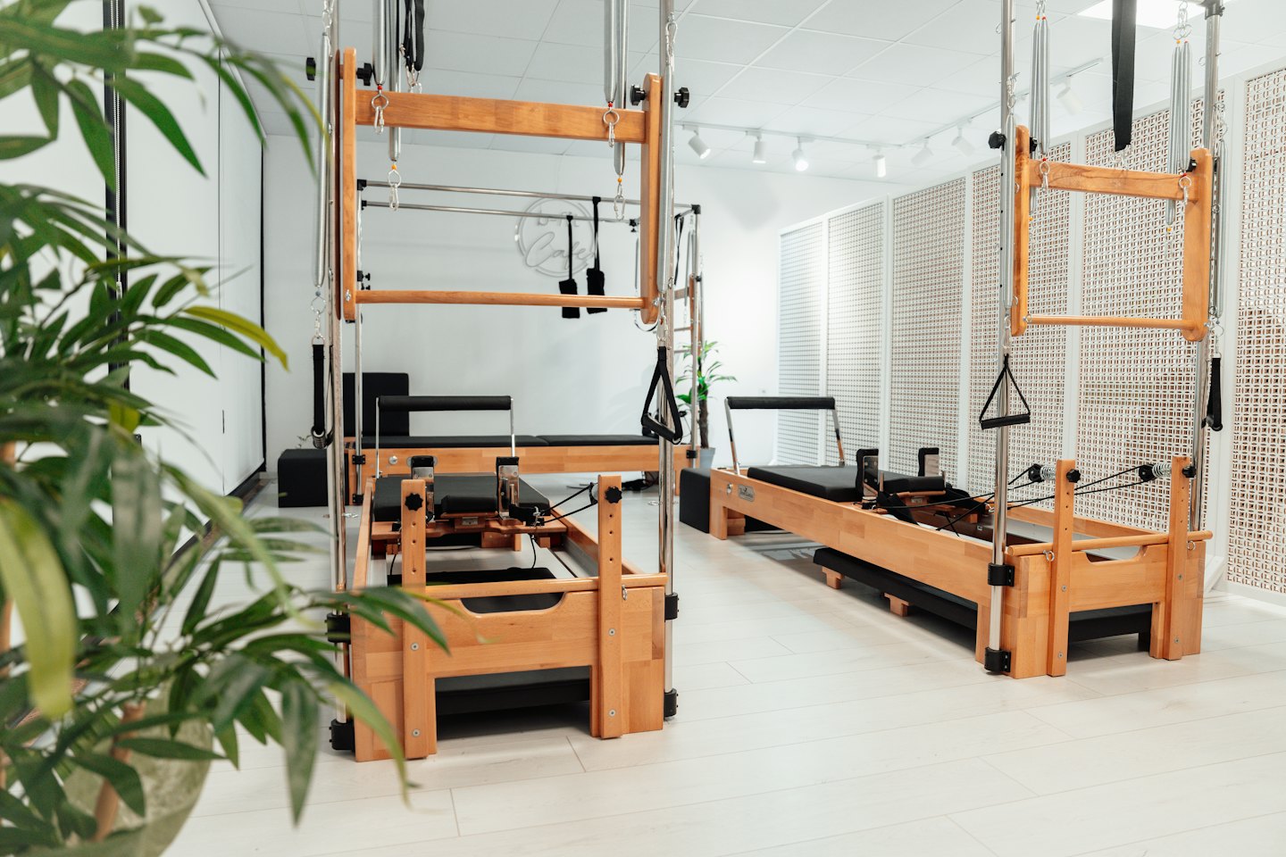 Dos máquinas de pilates de madera se encuentran en un estudio limpio.
